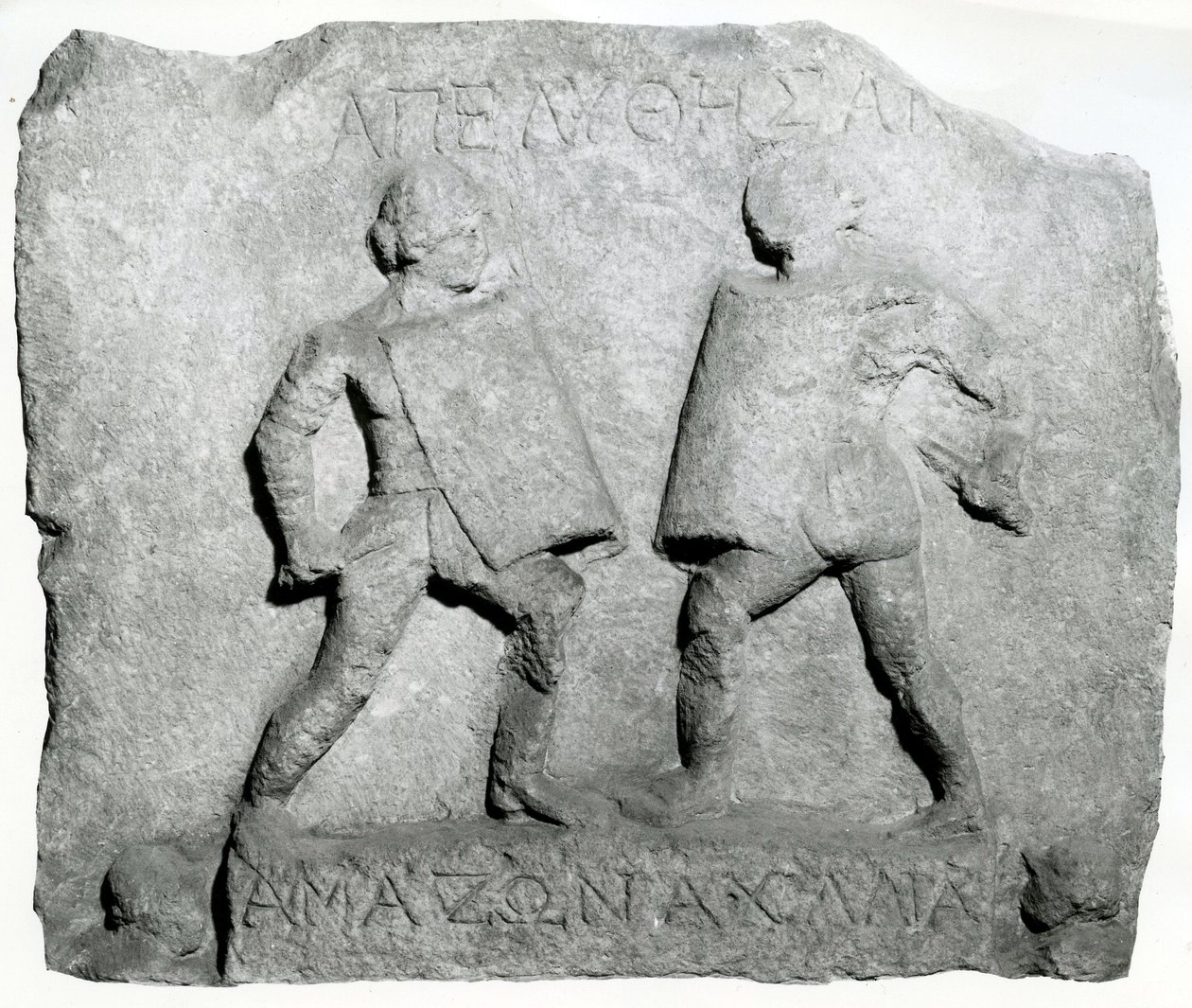 Marmeren reliëf ter herdenking van twee vrouwelijke gladiatoren, 1e-2e eeuw door Roman