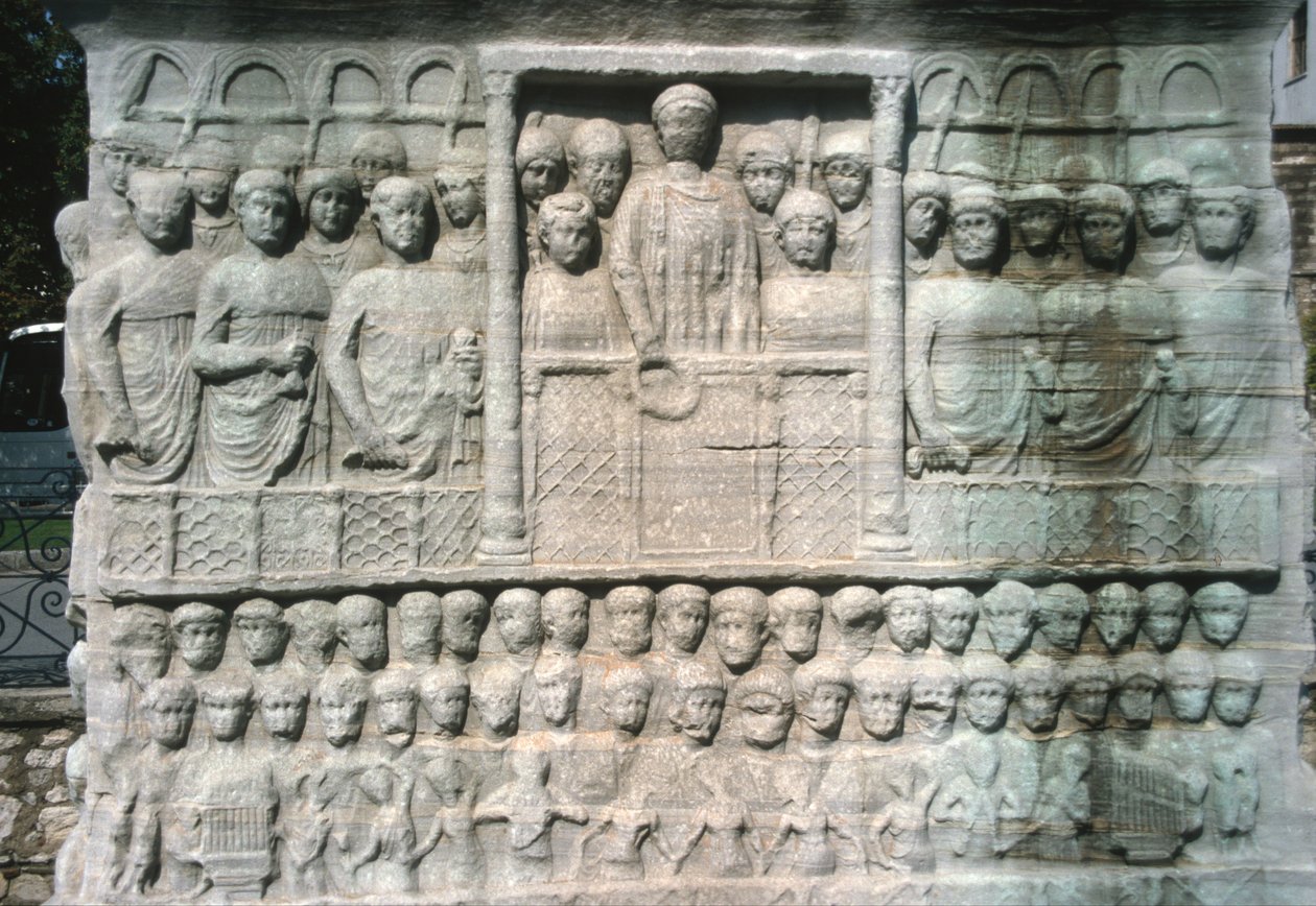 Reliëf op de Basis van de Obelisk van Theodosius I, ook bekend als de Obelisk van Tuthmosis III, uit Karnak door Roman