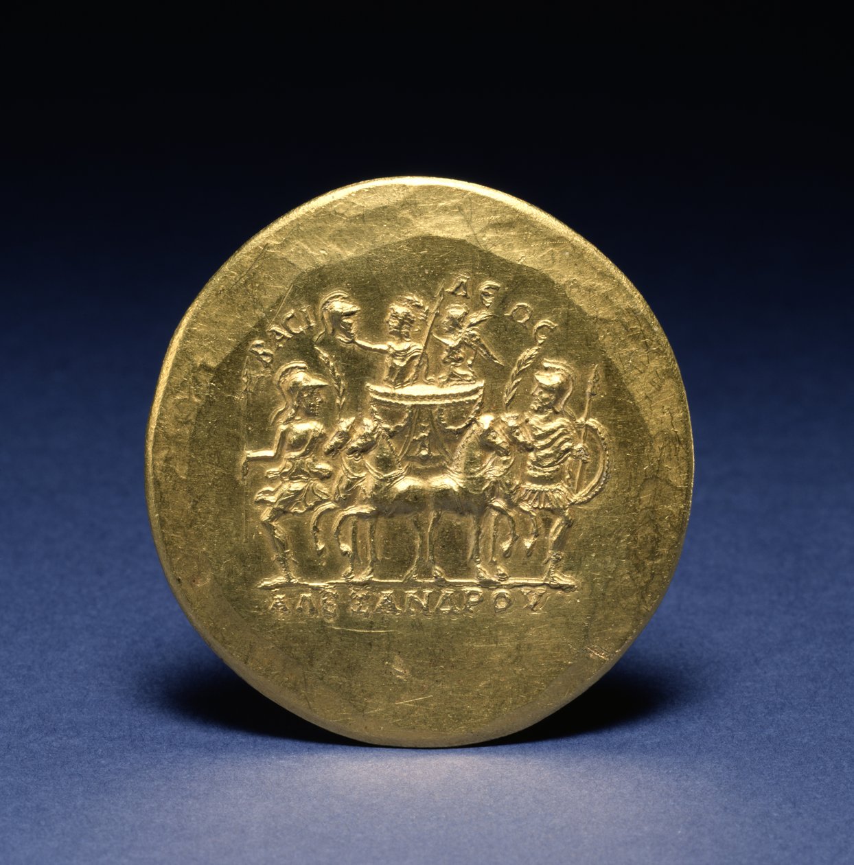 Keerzijde van een Medaillon met Alexander de Grote en Nike, Godin van de Overwinning, rijdend in een Strijdwagen, c.215-243 door Roman