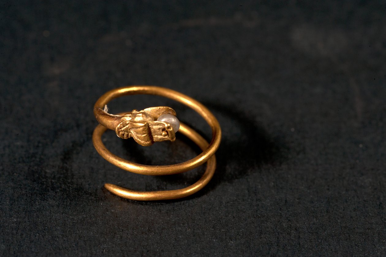 Ring met een parel in de vorm van een slang (goud en parel) door Roman