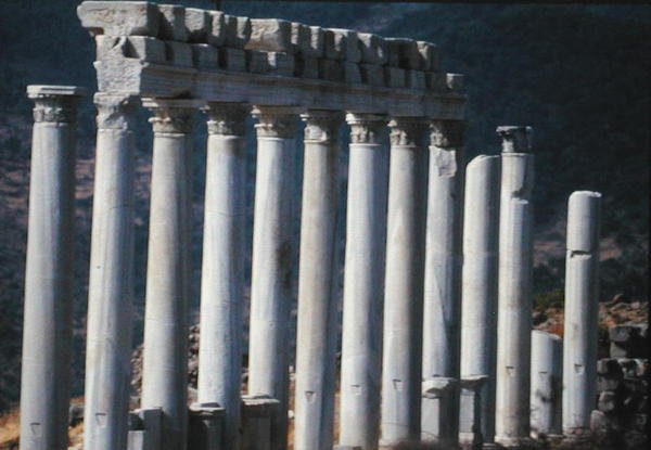 Ruïnes van de Tempel van Trajanus door Roman