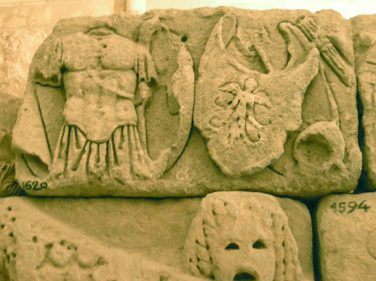 Schild en harnas van een soldaat van een sarcofaag door Roman