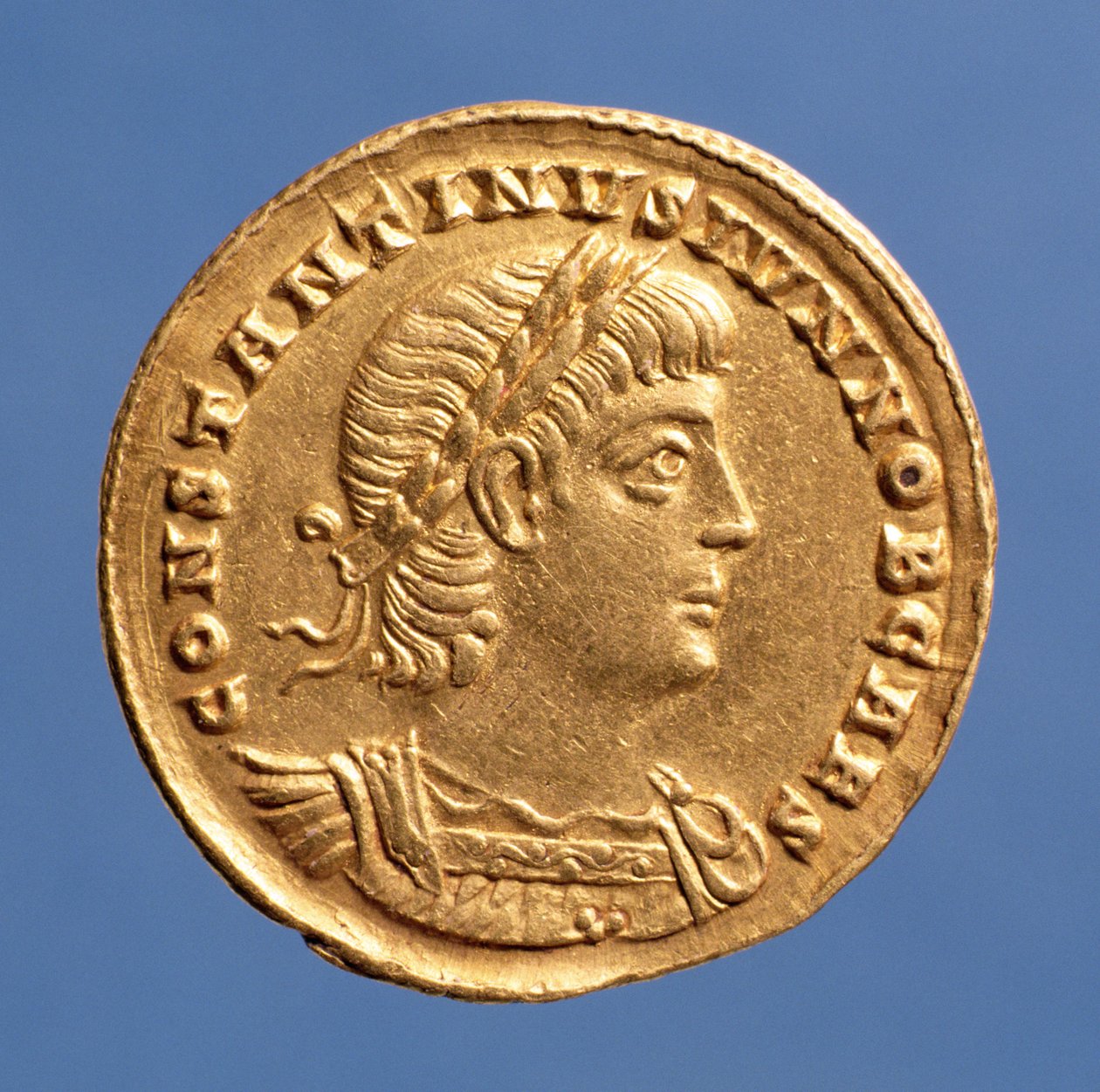 Solidus (voorzijde) van Constantijn II Caesar in harnas door Roman