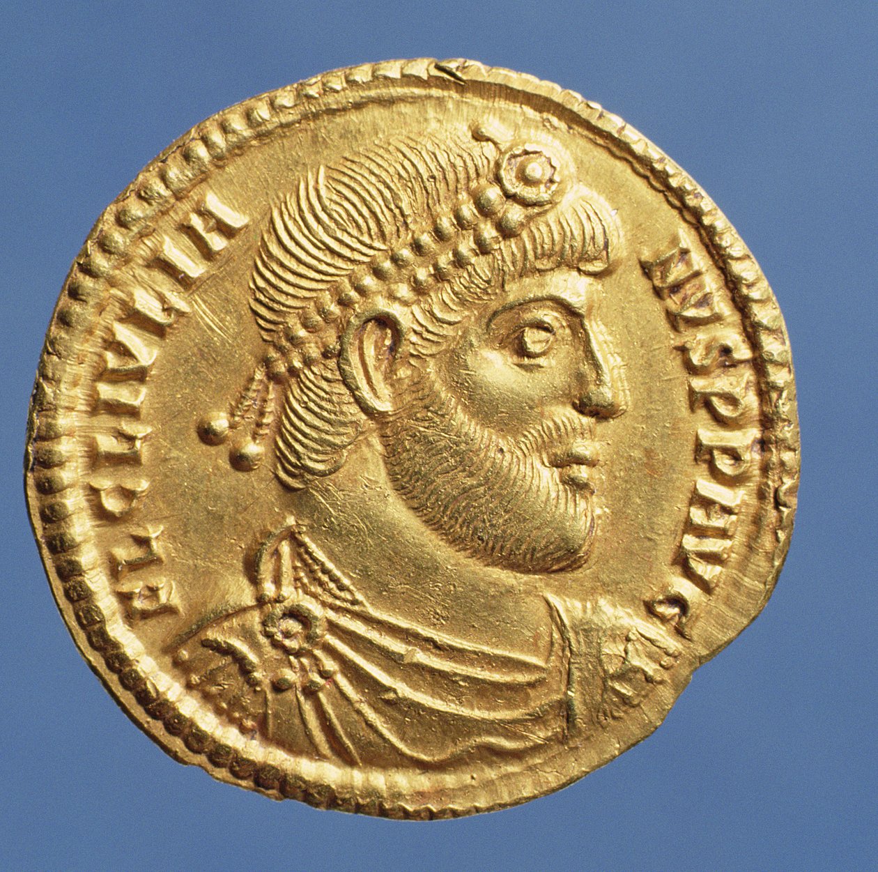 Solidus (voorzijde) van Julianus de Afvallige (361-363) gedrapeerd, gepantserd, met een diadeem. Inscriptie: FL CL IVLIANVS P P AVG (goud) door Roman