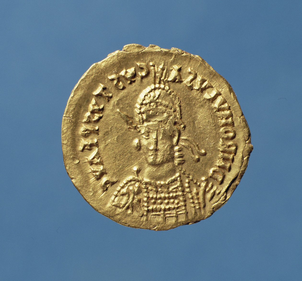 Solidus (voorzijde) van Romulus Augustulus (475-476) met helm, harnas, speer over de rechterschouder, schild aan de linkerkant (goud) Inscriptie: D N ROMVLVS AVGVSTVS P F AVG door Roman