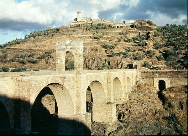 Uitzicht op de Alcantara-brug, gebouwd ca. 105 AD door Roman