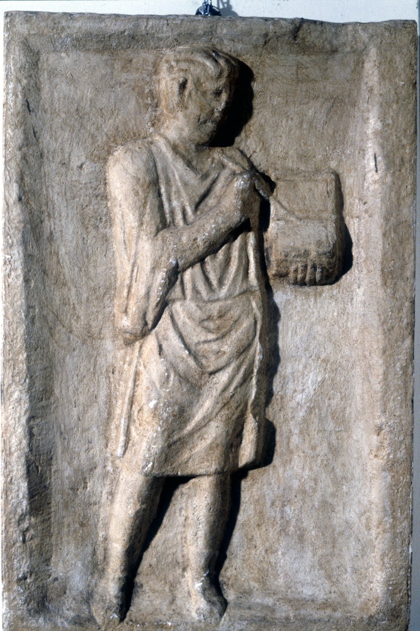Een man die met een pen op een wastablet schrijft, Romeins bas-reliëf, 2e-3e eeuw door Roman