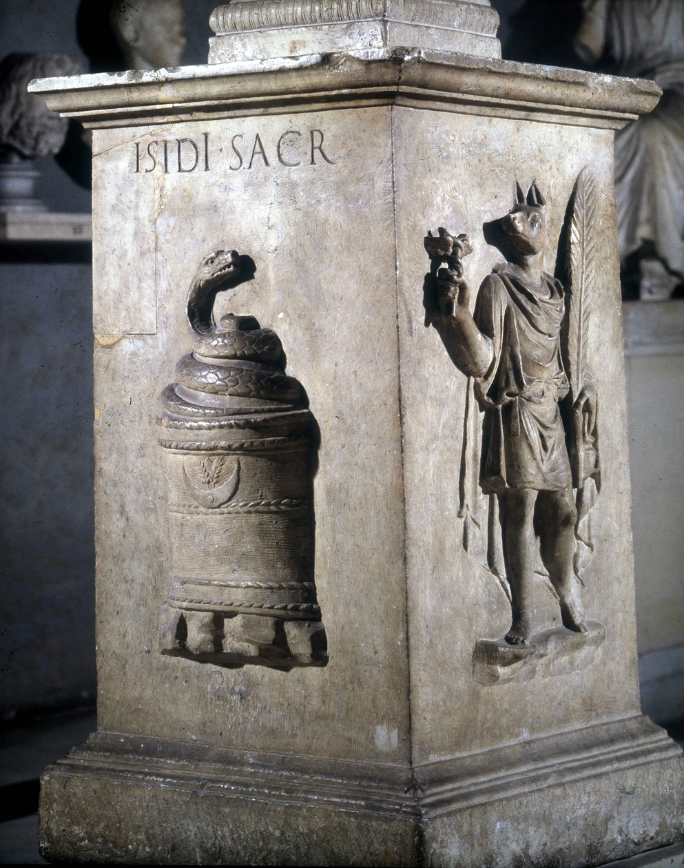 Altaar gewijd aan Isis. Links: mystieke steen met slang en rechts: Anubis-Hermes. De woorden "Iside Sacr" zijn gegraveerd op de slang. 2e eeuw. Musei Capitolini, Rome door Roman