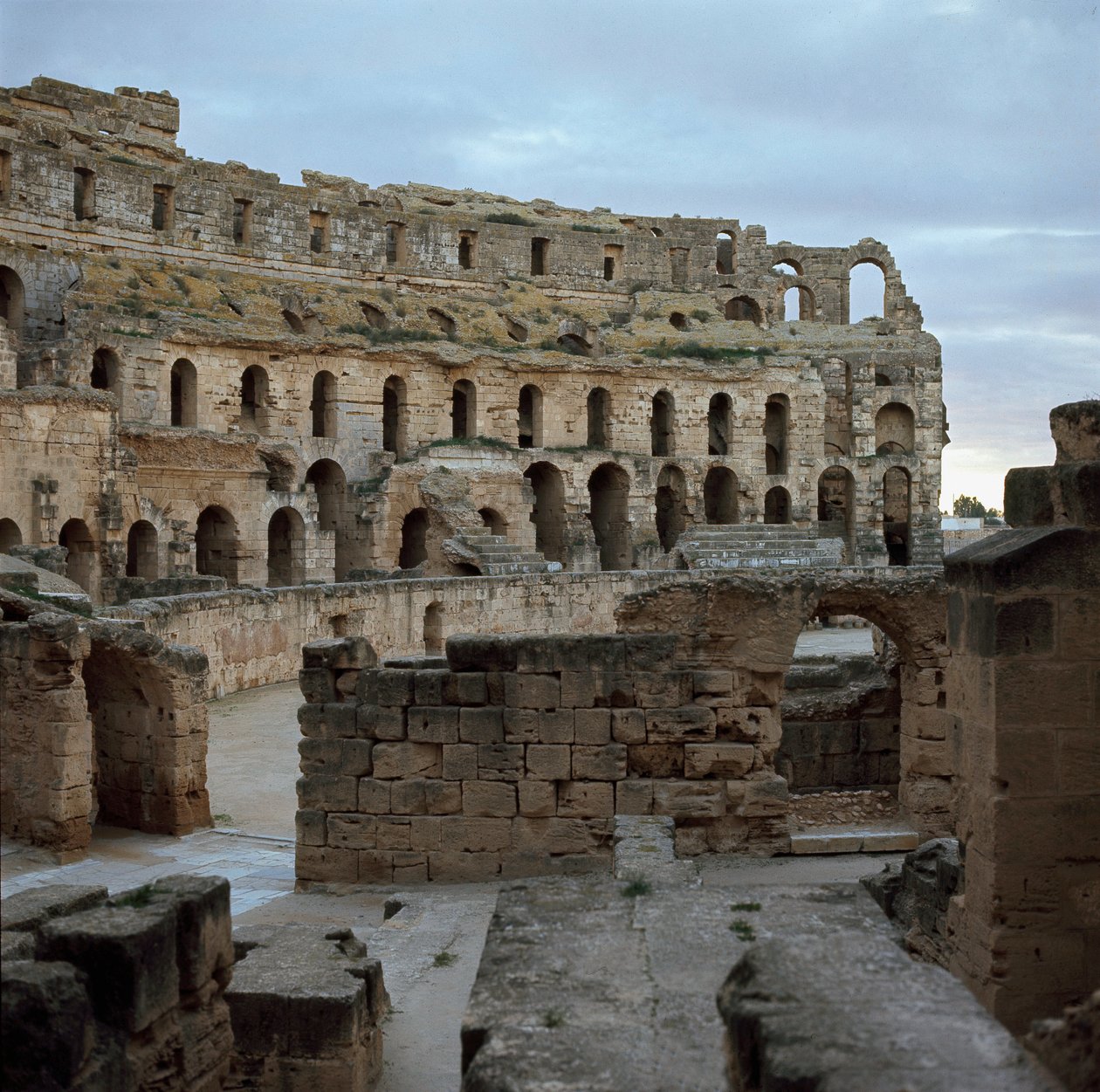 Amfitheater van El Djem, ca. 238 AD door Roman