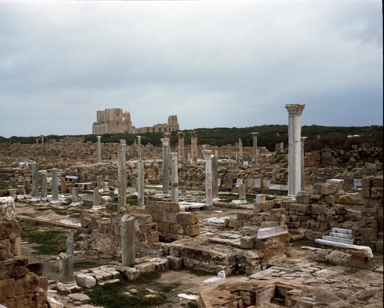 Archeologische site en Romeins theater, 2e-3e eeuw door Roman