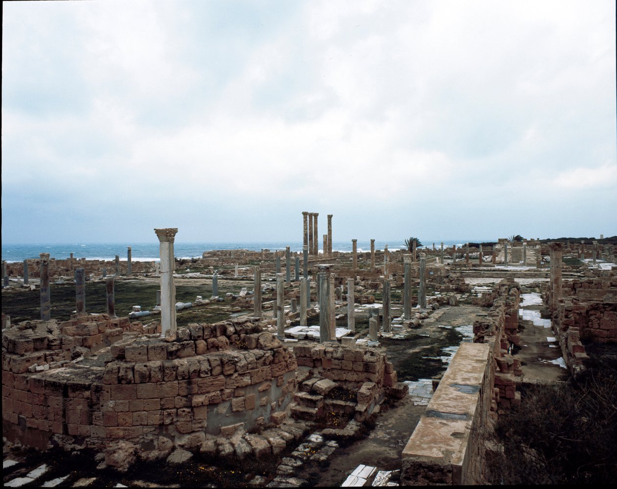 Archeologische site en Romeins theater, 2e-3e eeuw door Roman