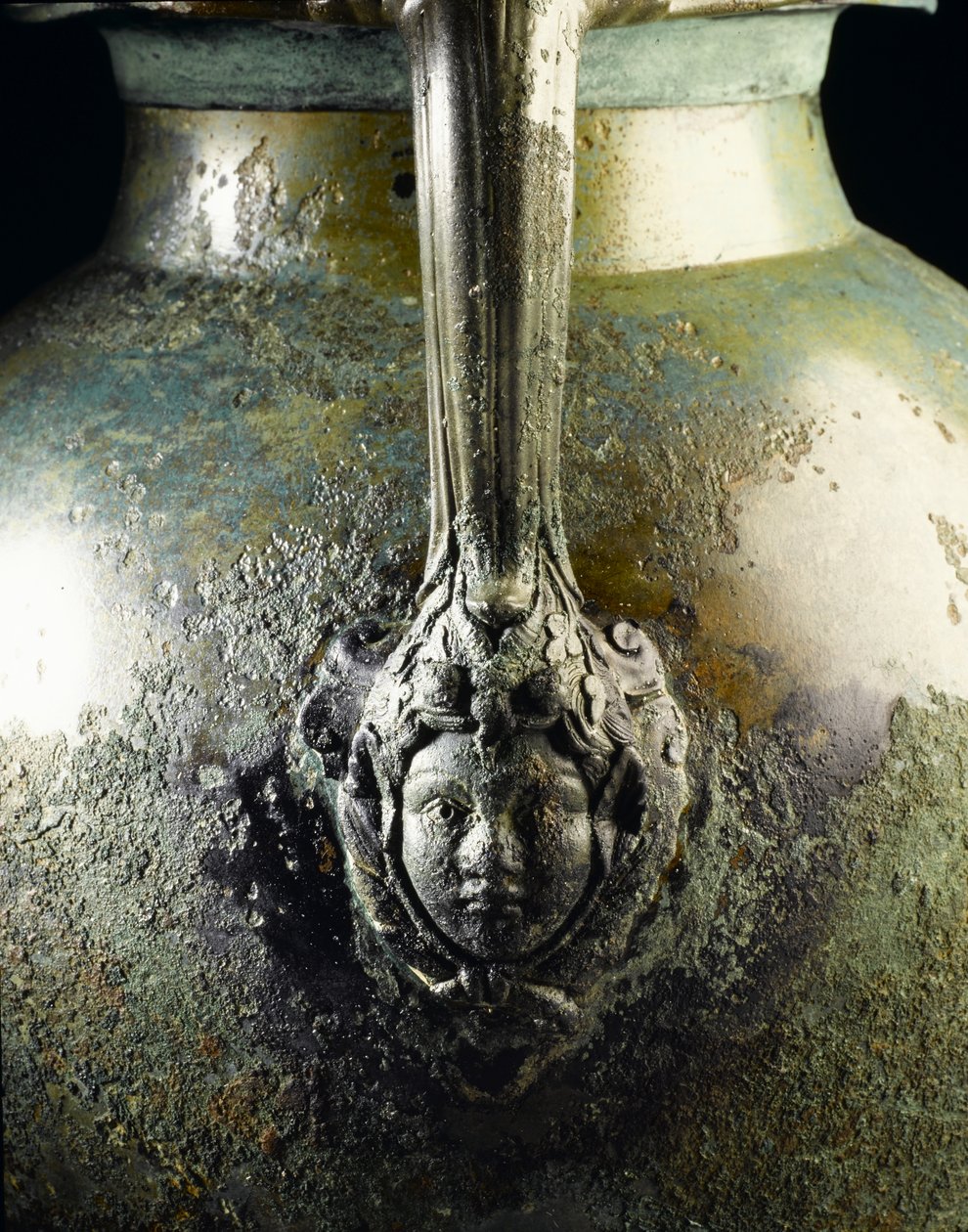 Basis van een wijnkruikhandvat, met het hoofd van Bacchus, van de Romeinse site in Newstead, Melrose, laat 1e eeuw AD (detail) door Roman