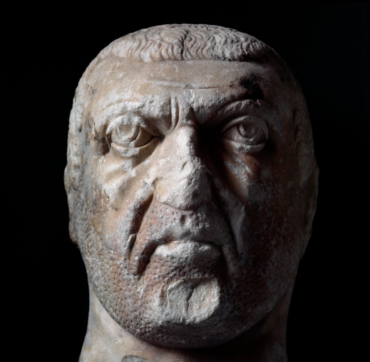 Buste van Diocletianus (Gaius Aurelius Valerius Diocletianus, 245-316), Romeinse keizer van 284 tot 305. Marmeren sculptuur. Chieti, Museo Archeologico. door Roman