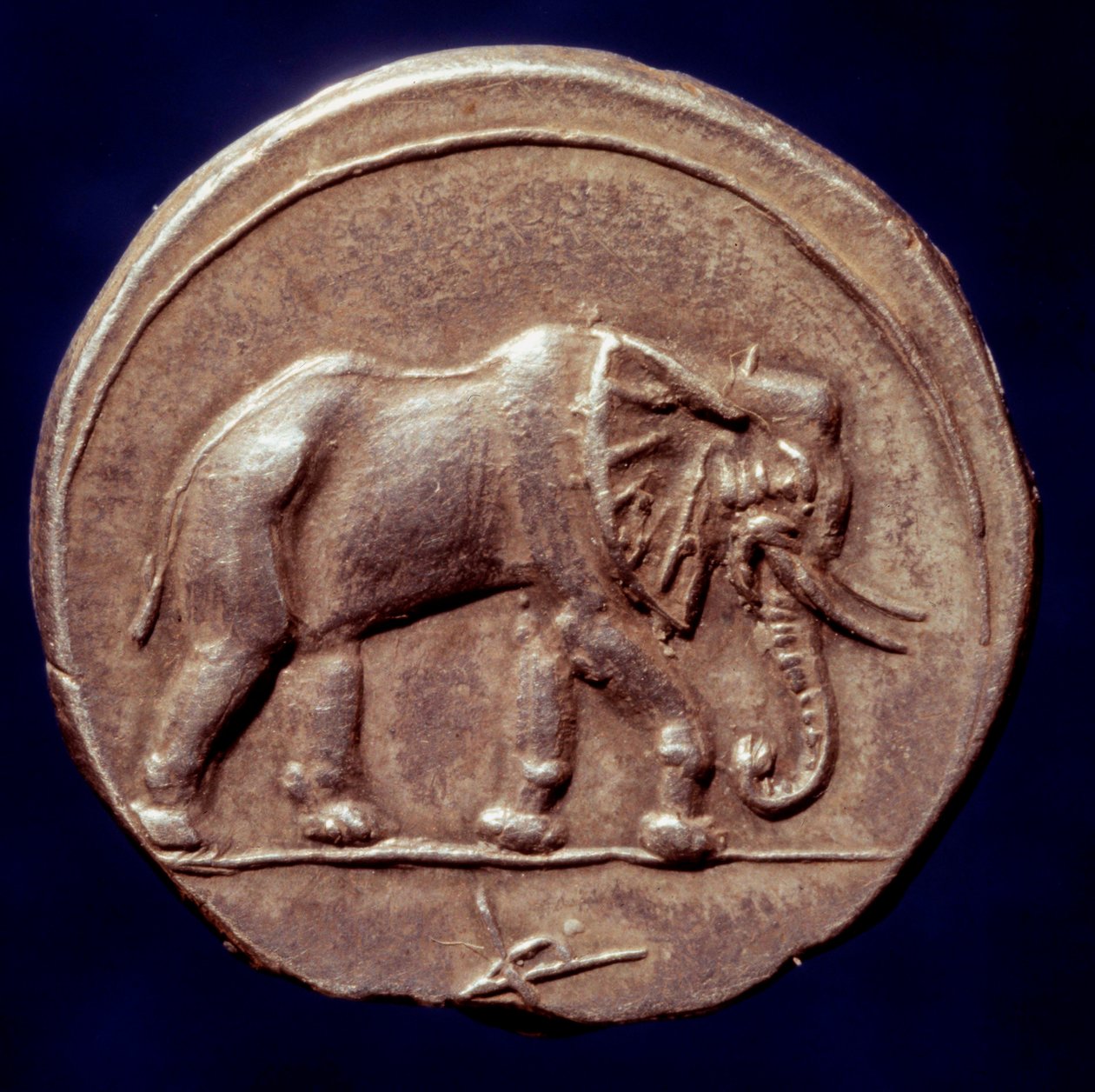 Carthaagse beschaving: medaille die een olifant voorstelt die de Carthaagse generaal Hannibal (247-183 v.Chr.) toestond de Alpen over te steken in 218 v.Chr. tijdens de Tweede Punische Oorlog. 3e eeuw v.Chr. Parijs, B.N. door Roman