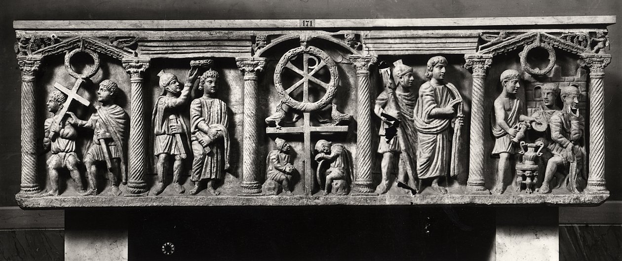 Christelijke sarcofaag versierd met scènes van de Passie van Christus inclusief de Arrestatie en Christus voor Pontius Pilatus, uit de Catacomben van St. Domitilla door Roman