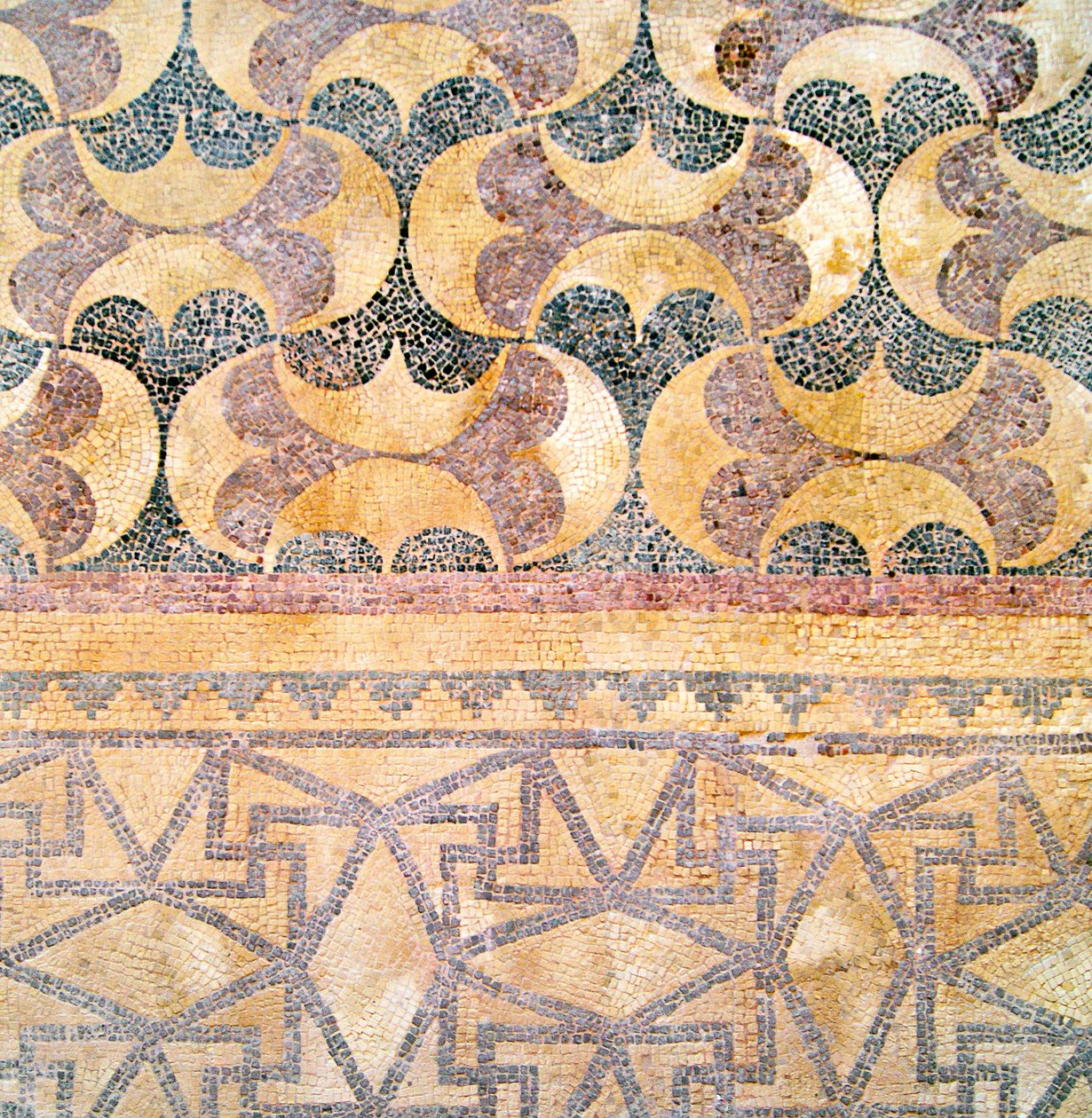Detail van geometrisch tegelwerk, Huis van Theseus, Paphos, Cyprus mozaïek door Roman