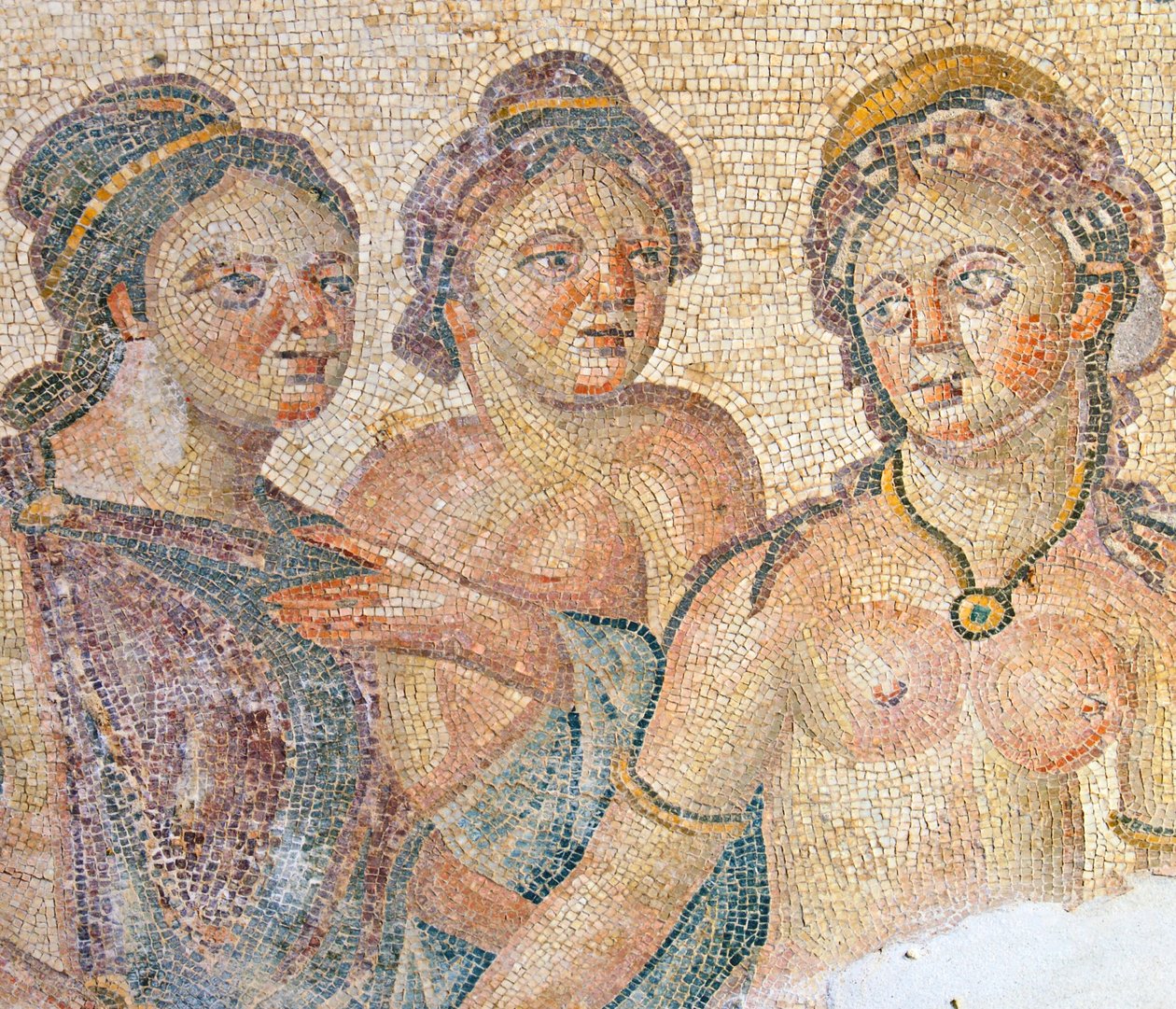 Leda en haar Dienstmeisjes, detail van Leda en Zeus mozaïek, Huis van Aion, Paphos, Cyprus door Roman