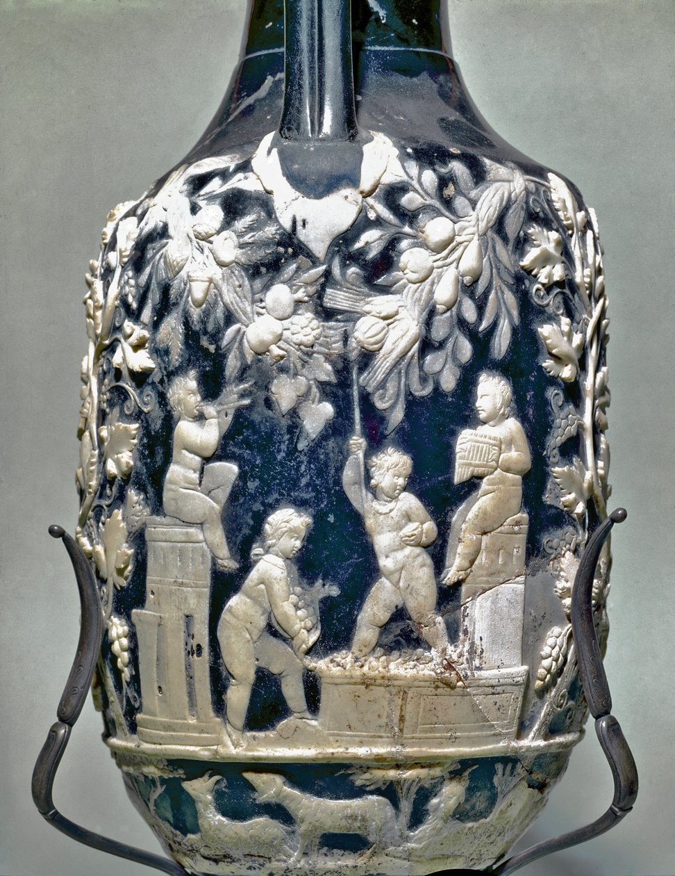 Kleine amphora genaamd blauwe vaas die eros toont bij de druivenoogst door Roman