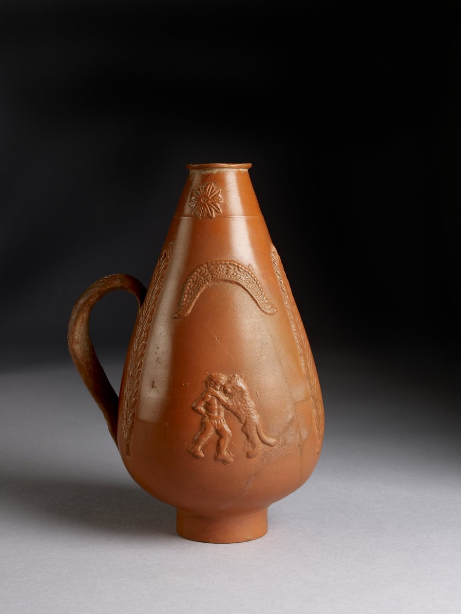 Piriforme kruik met aangebrachte decoratie van luipaard of cheeta die een veroordeelde aanvalt, dronken Pan die een maenade verkracht door Roman