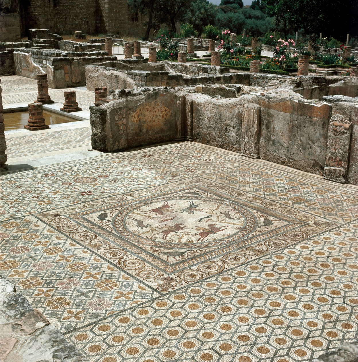Overblijfselen van de mozaïeken van de Romeinse stad door Roman