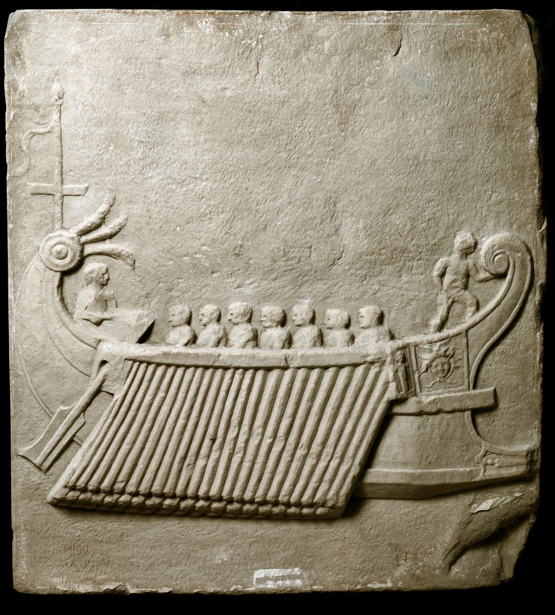 Romeinse kunst: Romeinse trireem - Fragment van marmeren fries uit Pozzuoli door Roman