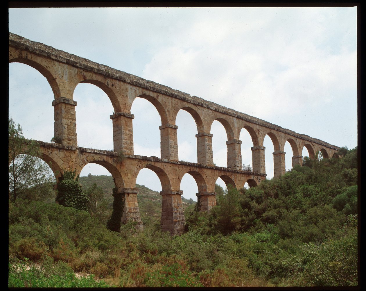 Romeinse kunst: uitzicht op het aquaduct van Tarragona (Aquaduct van de Ferreres of Pont du Diable) 1e eeuw, Spanje door Roman