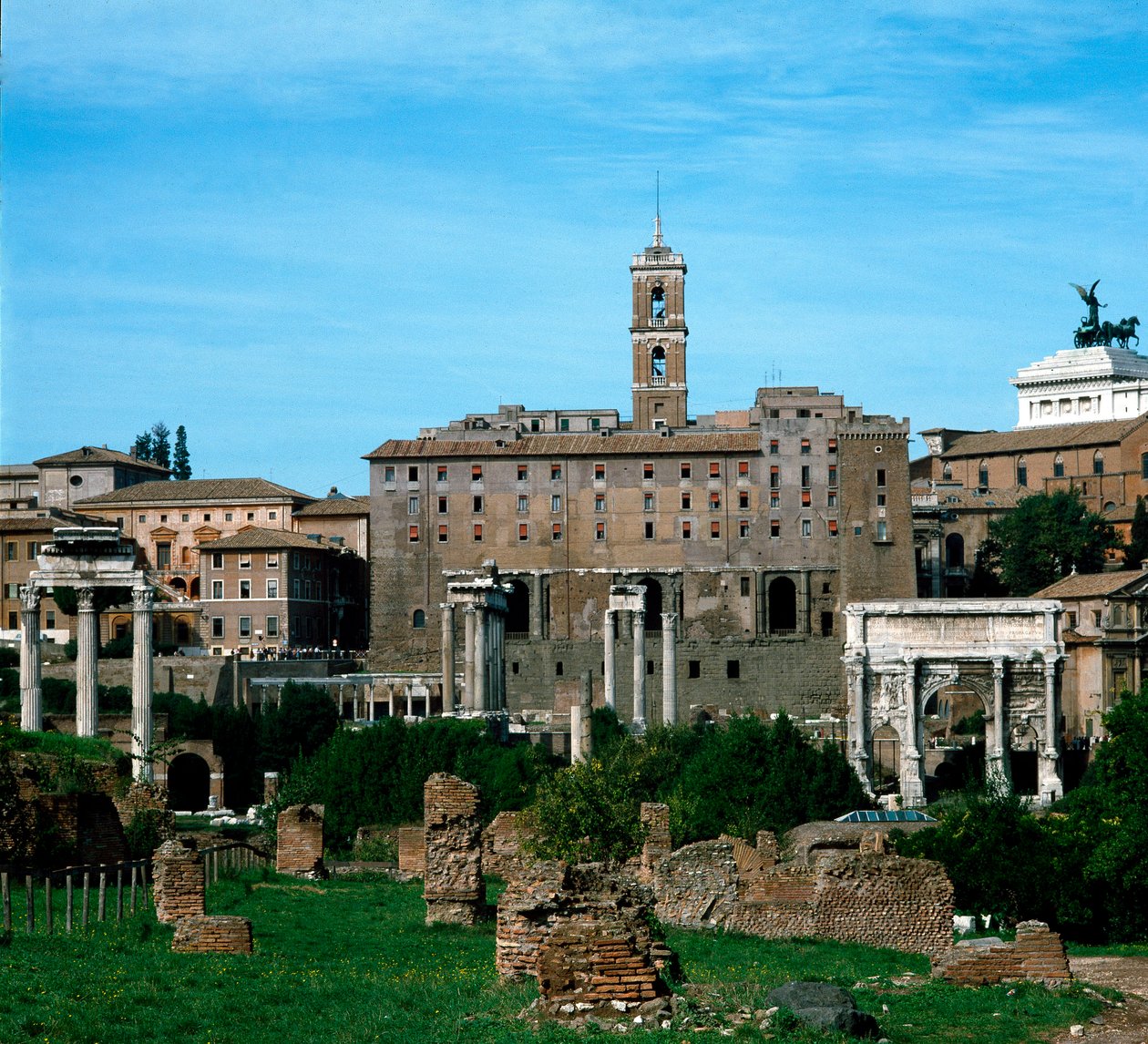 Romeins Forum: panoramisch uitzicht met op de achtergrond het Tabularium gebruikt als archief (79 v.Chr.). Rome door Roman