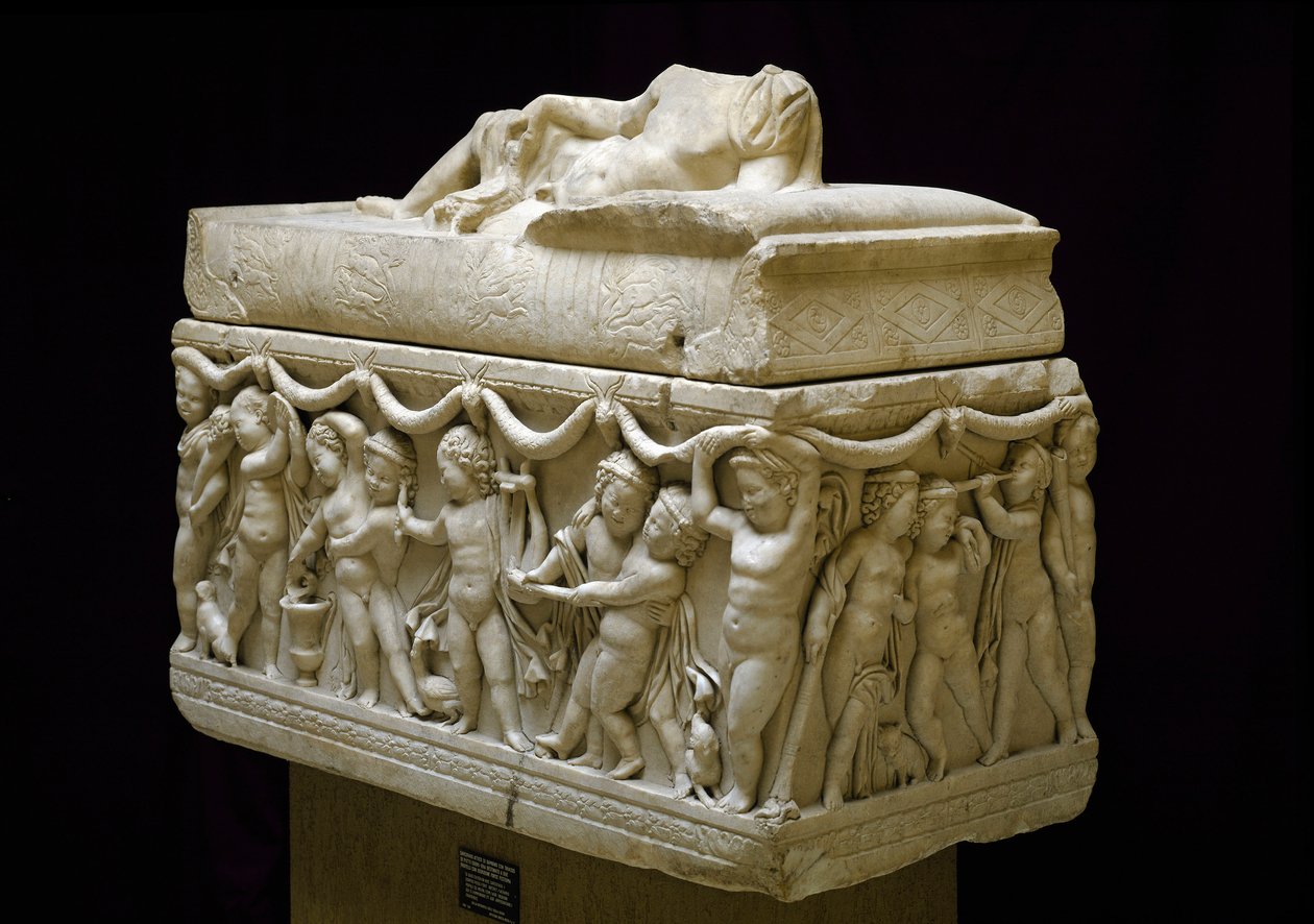 Romeinse oudheid: marmeren sarcofaag met reliëfs van kinderfiguren (cupido). Uit de necropolis van Isola Sacra in Ostia. Museo Ostiense, Ostia door Roman