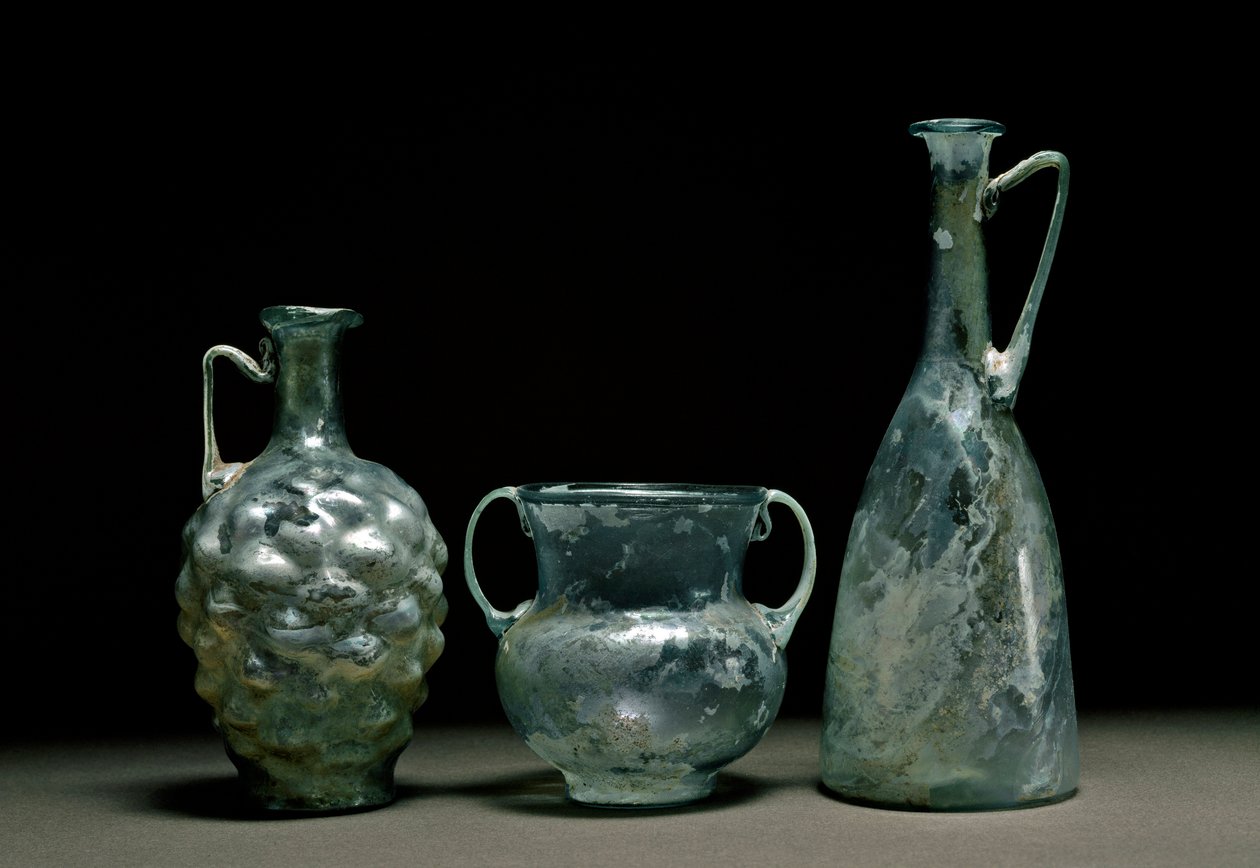 Romeinse kunst: glazen flessen en kruik door Roman