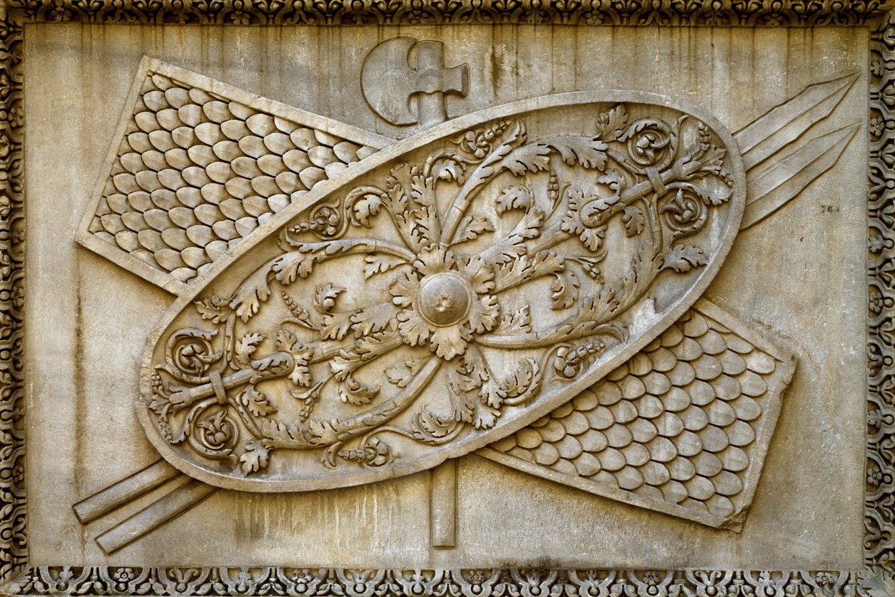 Romeinse kunst: laag reliëf versiert een schild en wapens van de Tempel van de Goddelijke Hadrianus door Roman