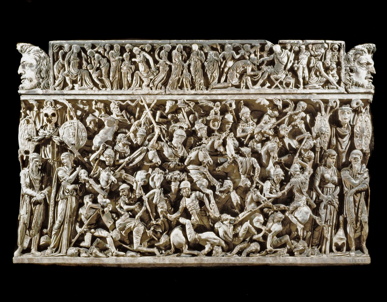 Romeinse kunst: scène van gevechten tussen Romeinse krijgers en barbaren tijdens de Marcomannenoorlogen. Reliëf van de sarcofaag genaamd Portonaccio van een generaal van Marcus Aurelius. 180-190. Rome, Museo Nazionale Romano (o delle Terme) door Roman