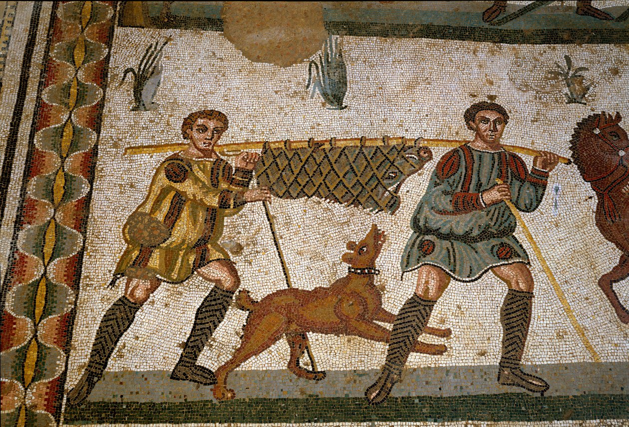 Romeinse kunst: twee slaven dragen een everzwijn. Detail van mozaïek 