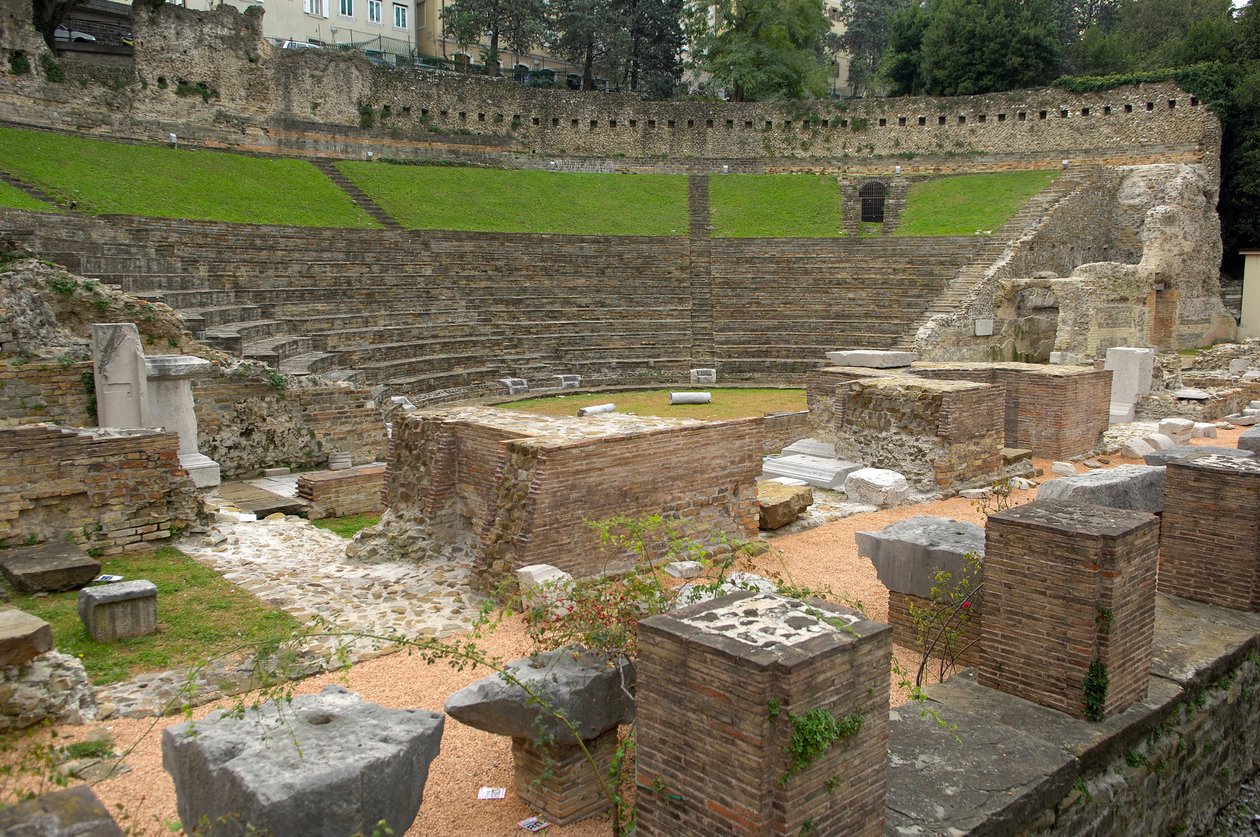 Romeinse kunst: uitzicht op het Romeinse theater (1e eeuw v.Chr.), Triëst, Italië door Roman