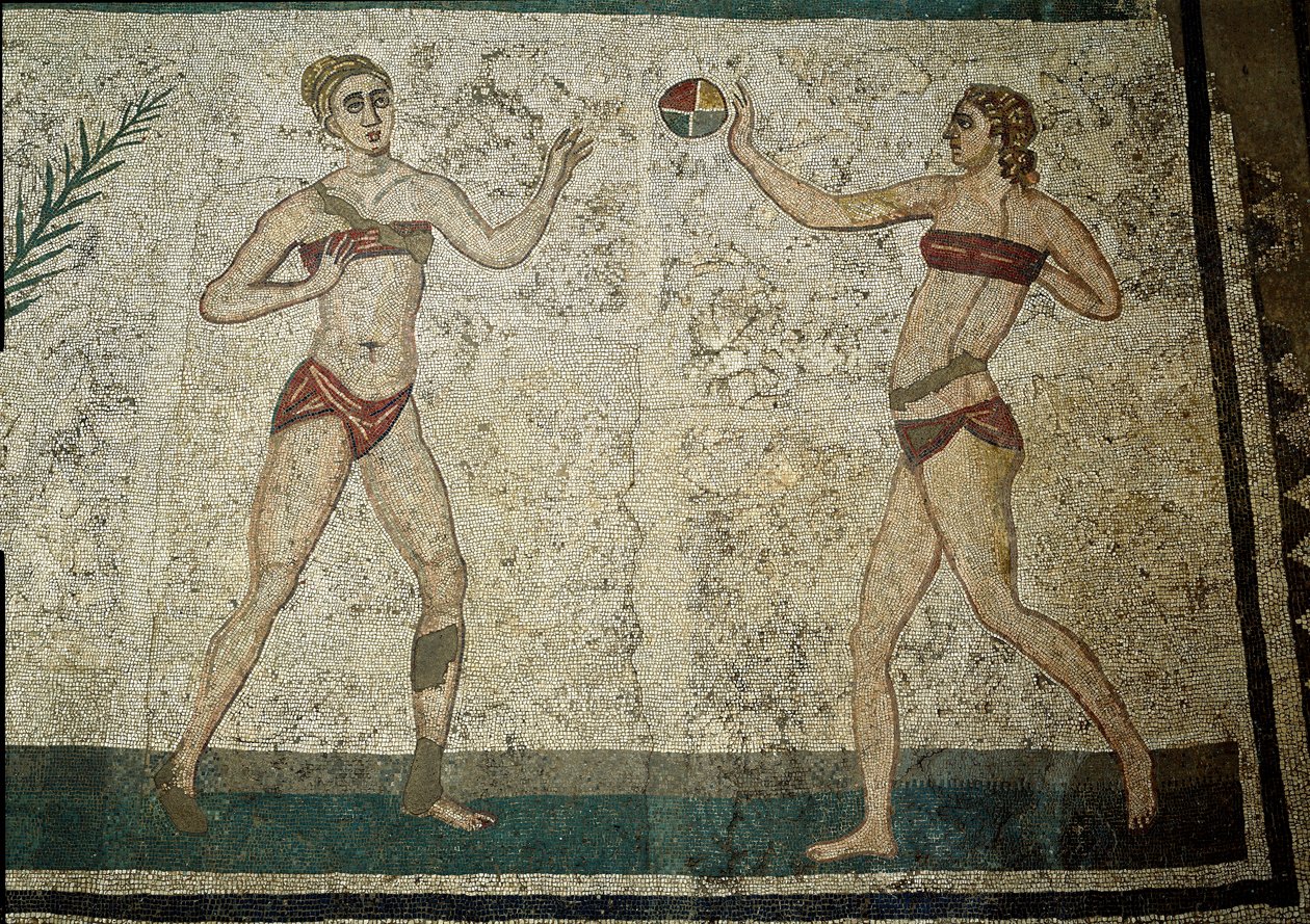 Romeinse kunst: jonge vrouwen die bal spelen. Jonge Romeinen bezig met fysieke oefeningen. Ze dragen een lendendoek rond de nieren en een strophium door Roman
