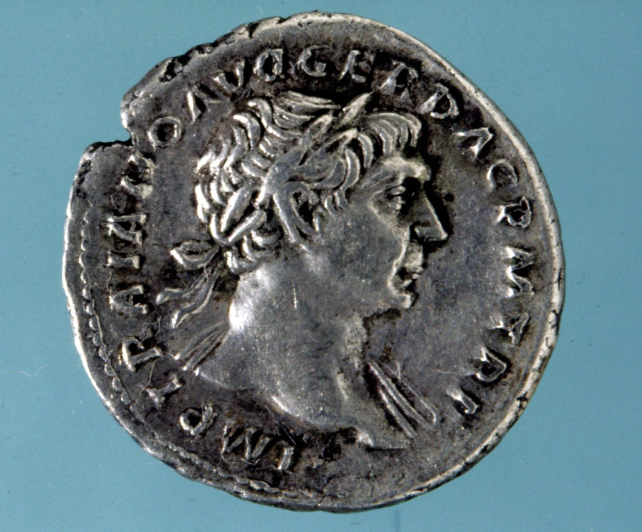 Zilveren munt met de beeltenis van de Romeinse keizer Trajanus (53 - 117). Collectie van het medagliere van Milaan. door Roman