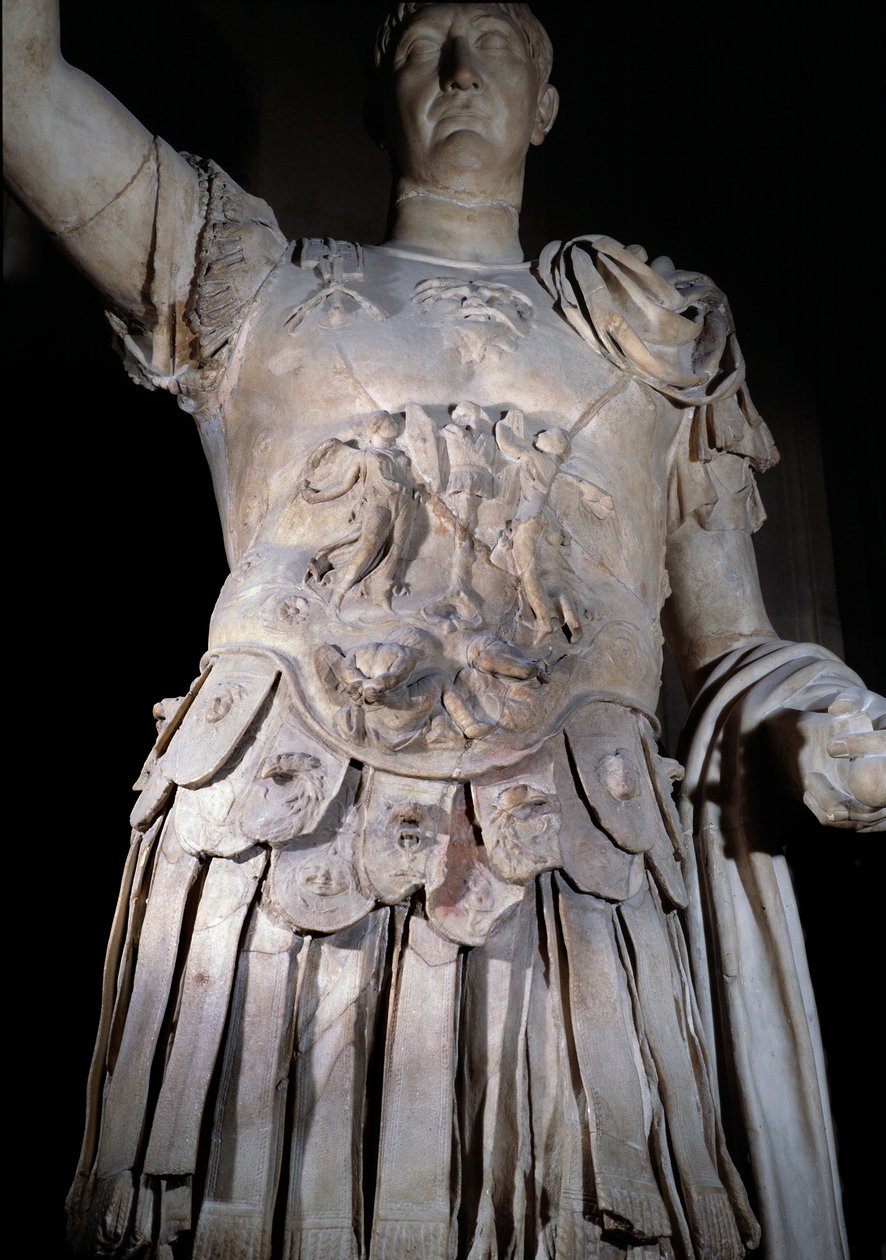 Standbeeld van de Romeinse keizer Trajanus (Marcus Ulpius Traianus of Traiano) (53-117 n.Chr.) staand, slagschip. Detail van het harnas dat keizer Domitianus (Domiziano of Domitianus) (51-96) voorstelt. Rond 108 n.Chr. Parijs, Louvre Museum door Roman