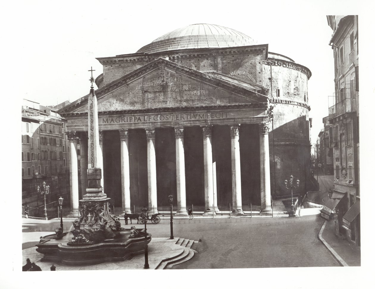 Uitzicht op het Pantheon en de Egyptische obelisk op Piazza della Rotunda door Roman