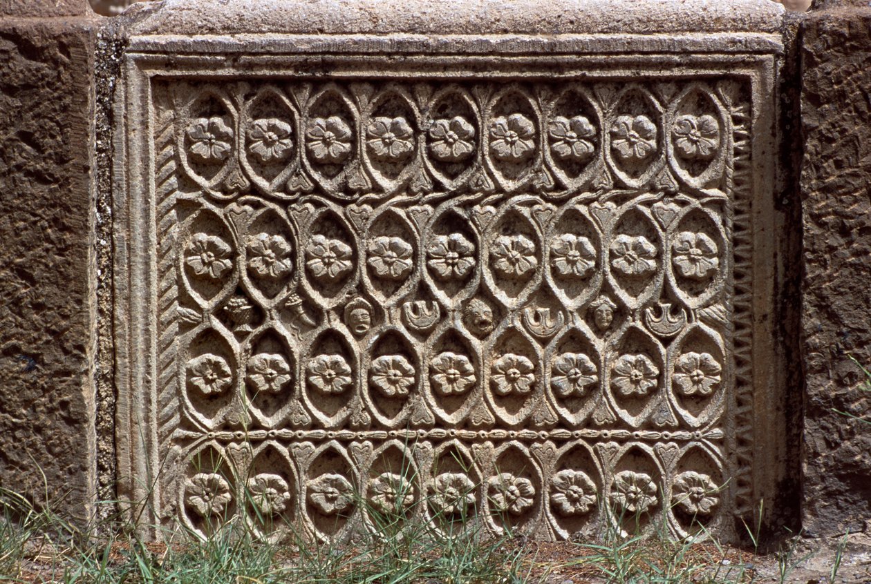 Architectonisch fragment met gebeeldhouwde decoratie, Hoge Keizerlijke Periode door Roman Imperial Period