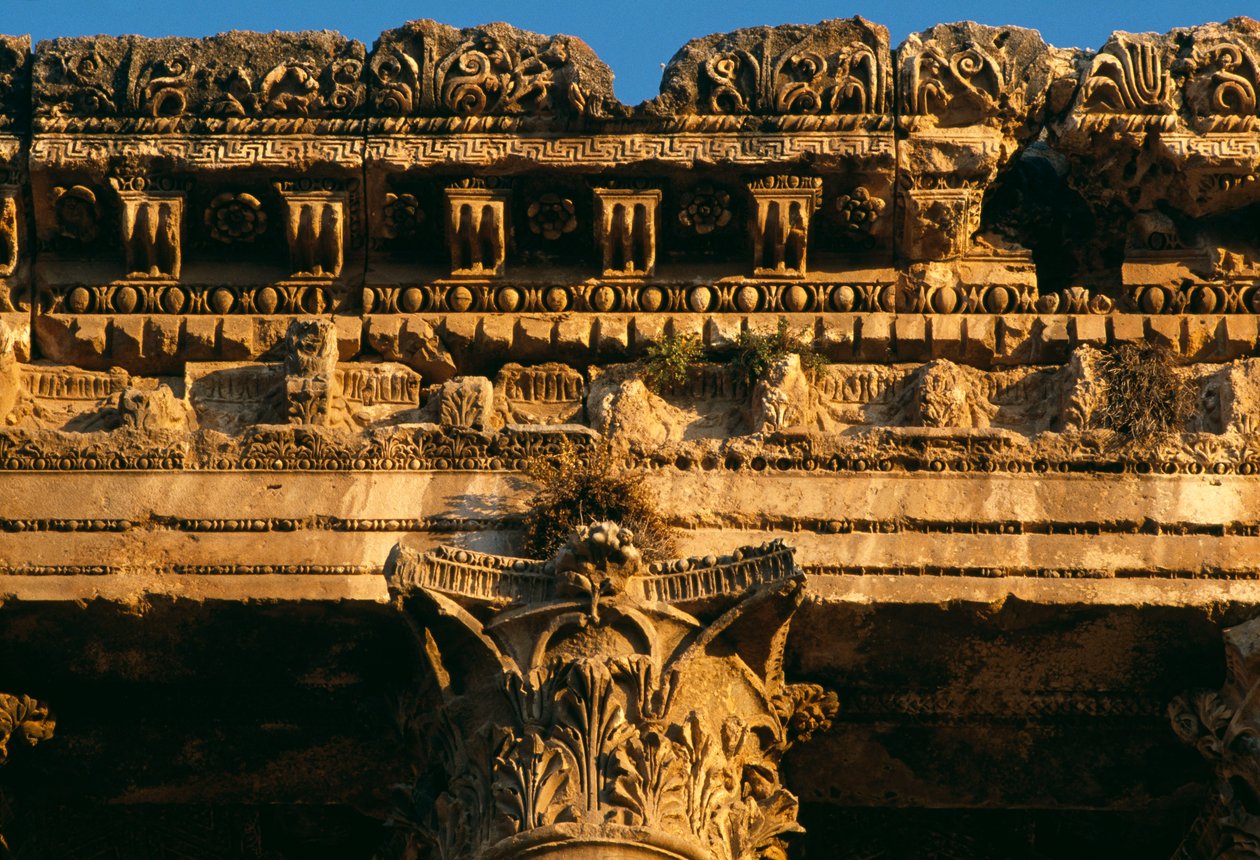 Tempel van Bacchus, detail van het hoofdgestel, Hoge Keizerlijke Periode 27 v.Chr.-395 n.Chr. door Roman Imperial Period