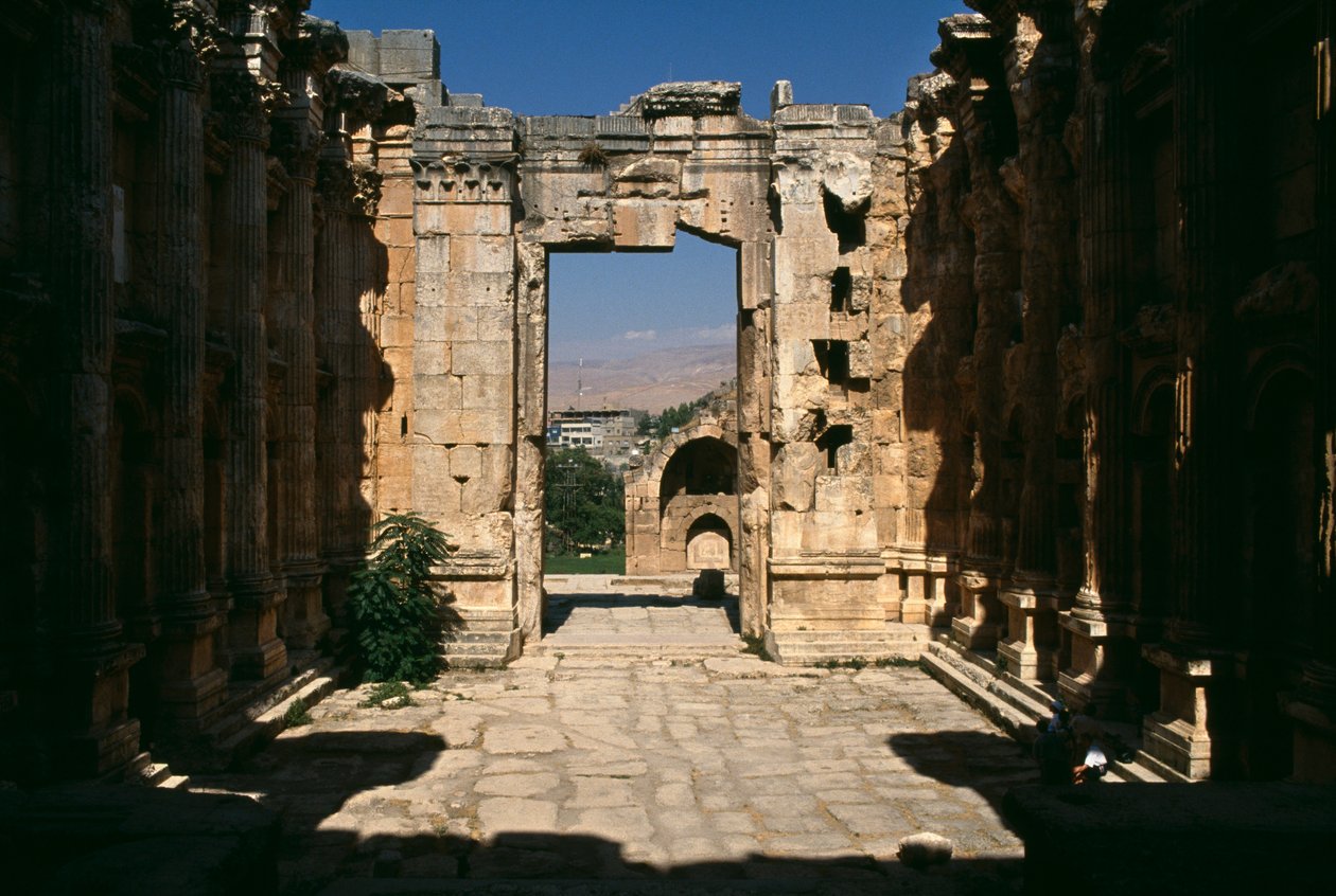 Tempel van Bacchus, detail, uitzicht vanuit het interieur, Hoge Keizerlijke Periode door Roman Imperial Period