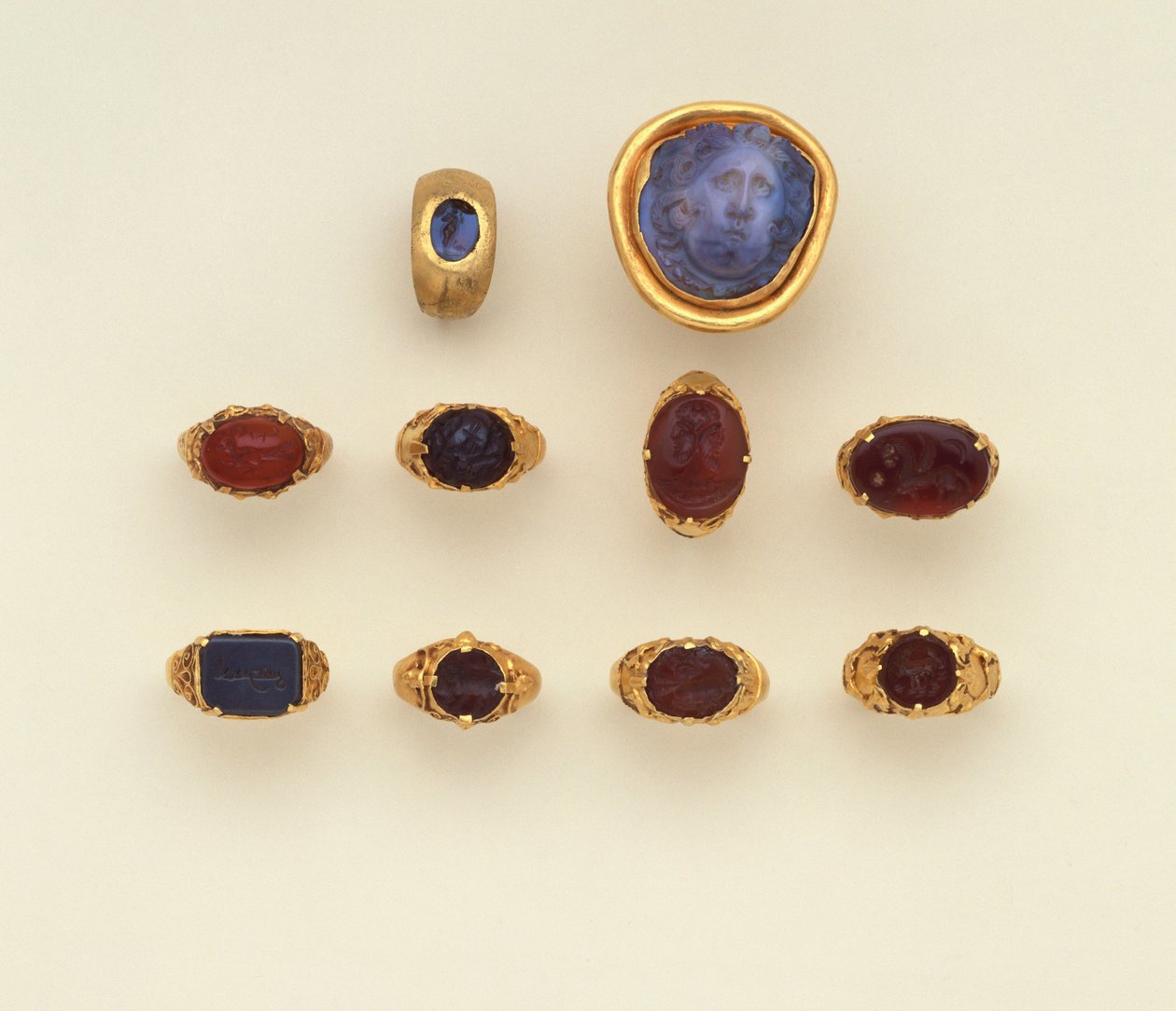 Een Romeinse gouden en chalcedoon intaglio ring, een grote Romeinse blauw-grijze chalcedoon Medusa hoofd camee en een selectie van ringen, twee ringen in de Seltsjoekse stijl door Roman Roman