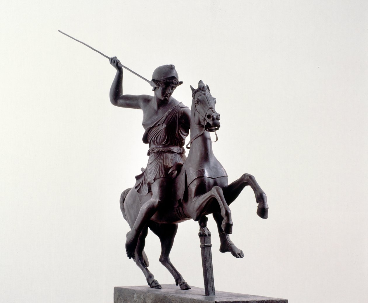 Amazone te paard (bronzen sculptuur naar een Grieks origineel uit de 3e eeuw v.Chr.) door Roman Roman