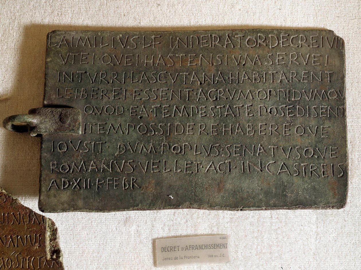 Decreet van post in het Latijn op bronzen plaat: het werd afgekondigd op 21 januari door Roman Roman