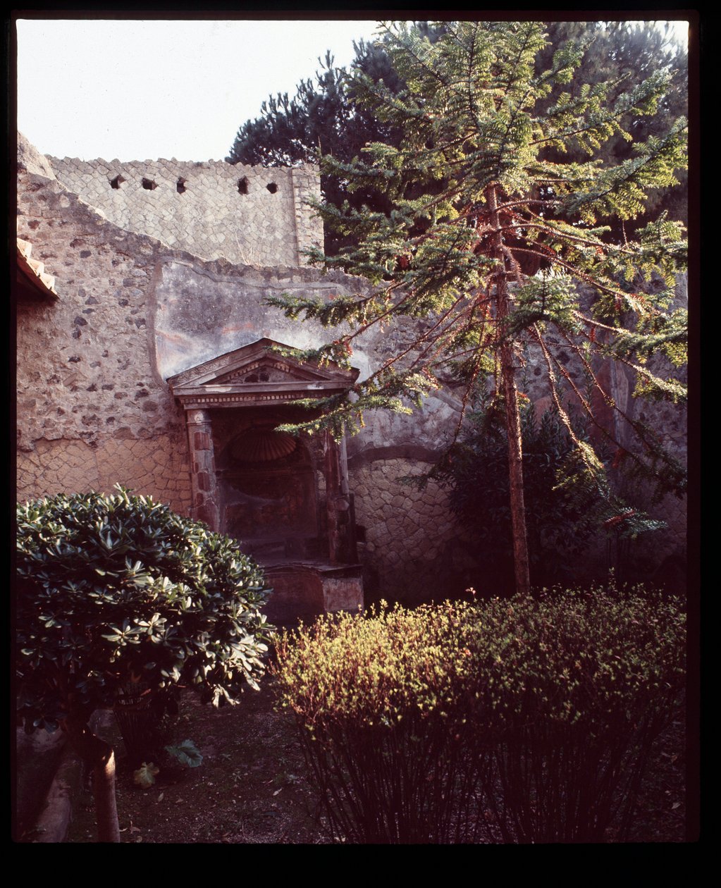 Lararium van Casa del Mobilio Carbonizzato (Huis van Verkoold Meubilair), 5e eeuw v.Chr.-1e eeuw n.Chr. door Roman Roman