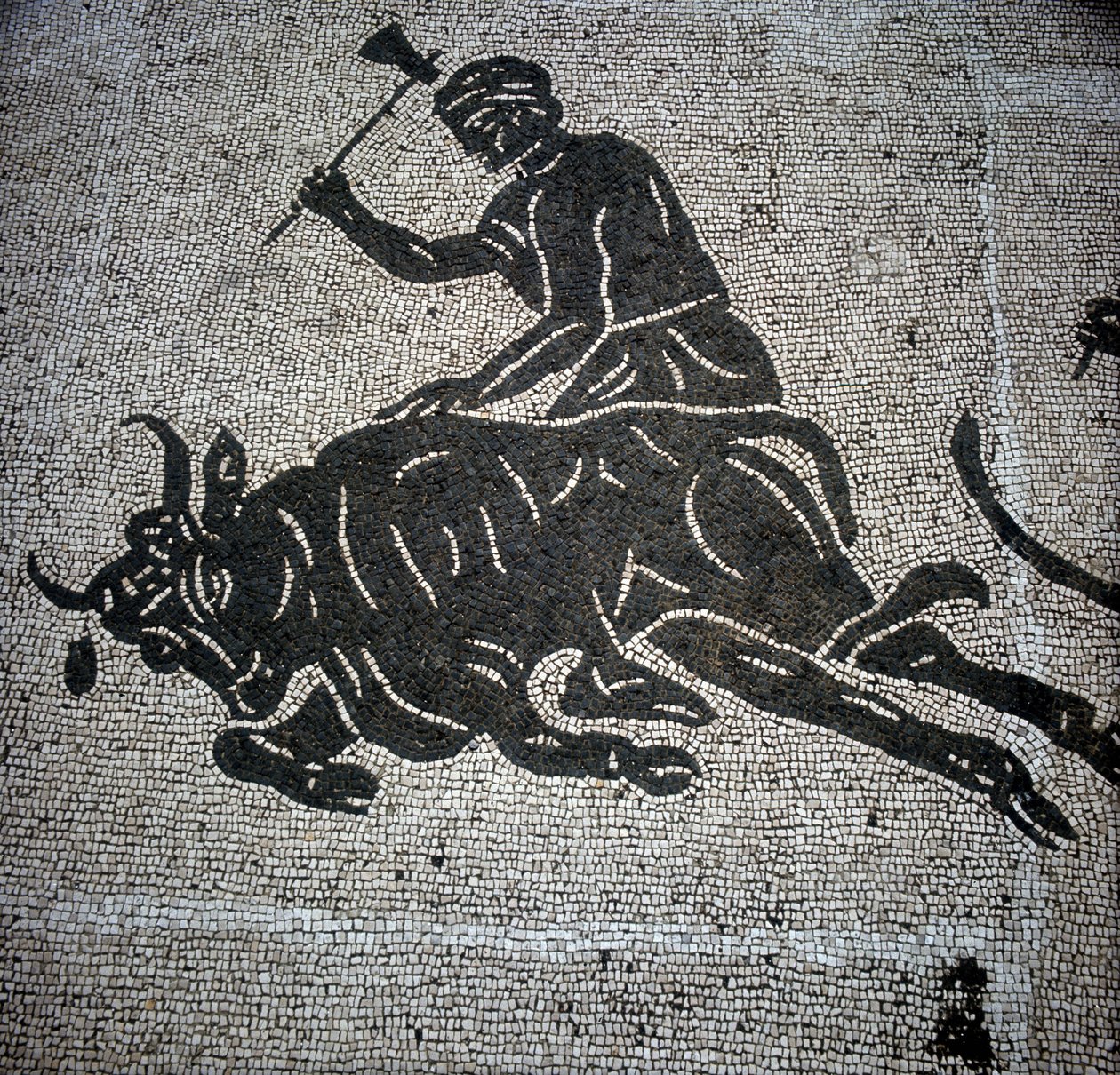 Mozaïek die een scène van een stierengevecht uitbeeldt en gevonden in Ostia (bij Rome). Momenteel bewaard in de voormalige brandweerkazerne van Ostia. door Roman Roman