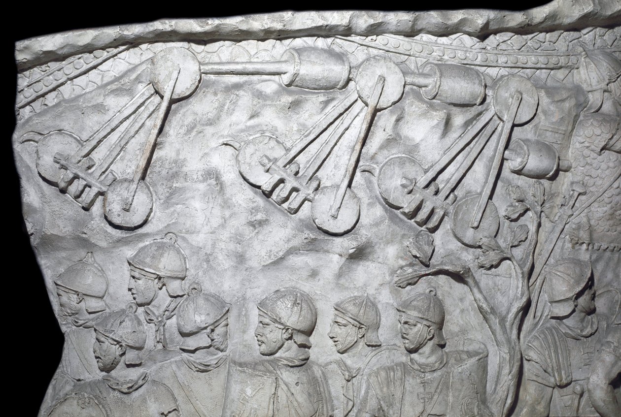 Romeinse kunst: oorlogsmachines tijdens de Tweede Oorlog. Gietvorm uit 1862 die de bas-reliëfs van de zuil van Trajanus (Colonna Traiana) in Rome reproduceert, gebouwd tijdens het bewind van keizer Trajanus (53-117) door Roman Roman