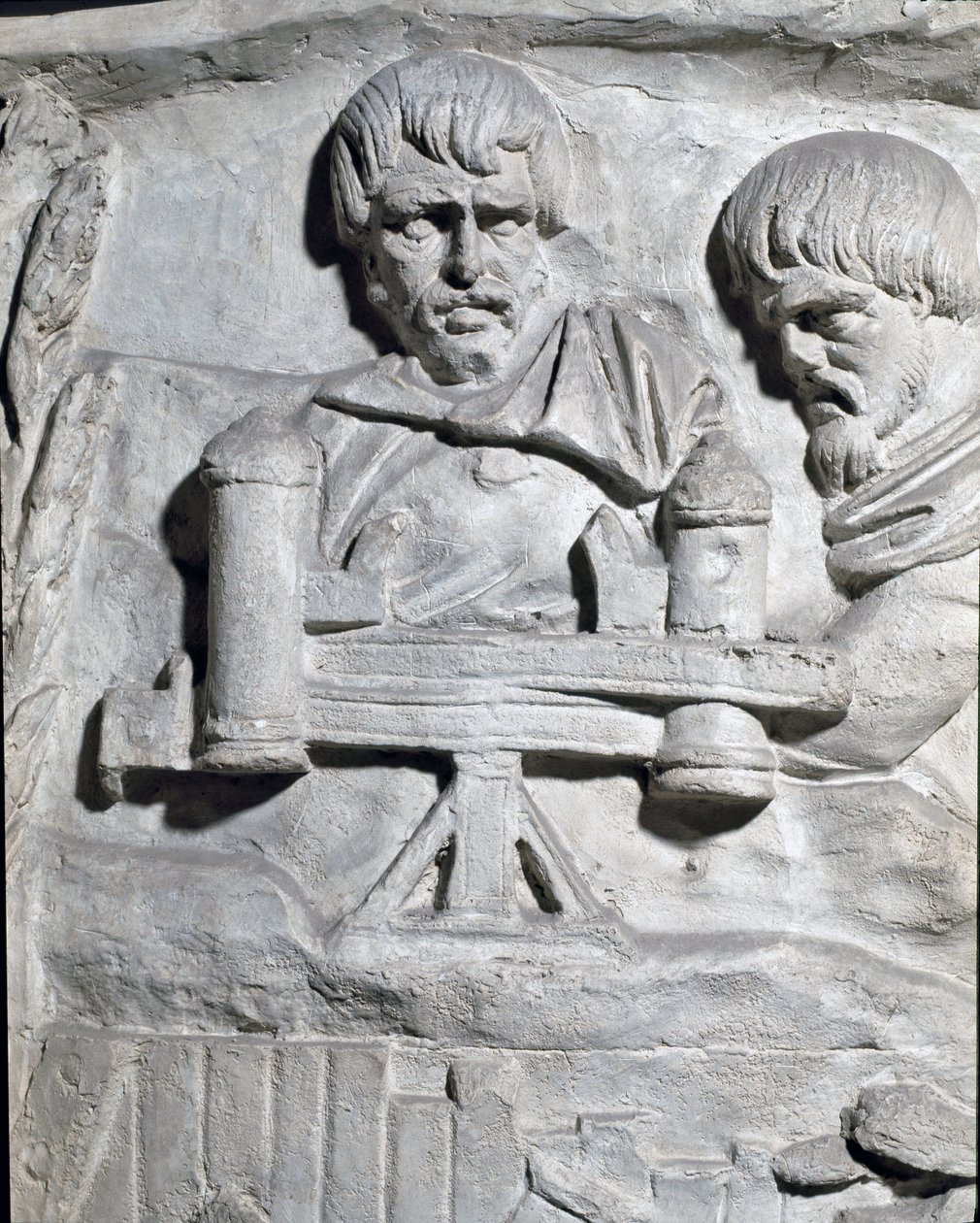 Romeinse kunst: Romeinse soldaten bij een katapult gebruikt tijdens de eerste oorlog in Dacië. Mal van 1862 die de bas-reliëfs van de zuil van Trajanus reproduceert in Rome gebouwd tijdens het bewind van keizer Trajanus (53-117) door Roman Roman