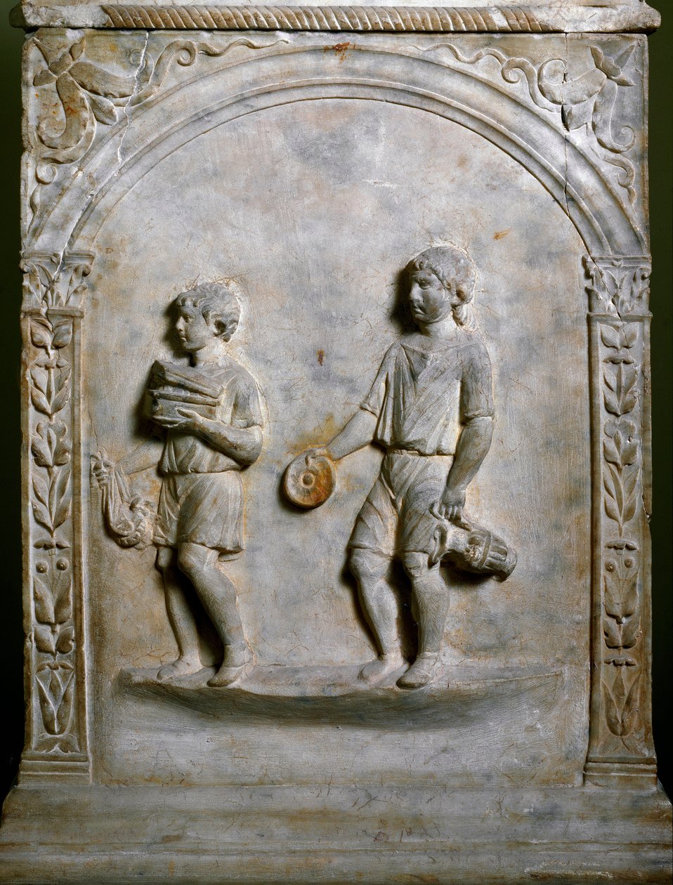 Romeinse kunst: grafaltaar toont twee dienaren die voorwerpen voor offer dragen. Laag reliëf. Rome, Museo Nazionale Romano door Roman Roman