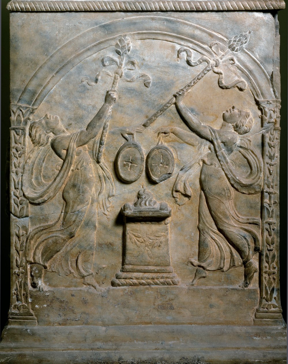 Romeinse kunst: grafaltaar met twee dansende menaden. Laag reliëf. Rome, Museo Nazionale Romano door Roman Roman