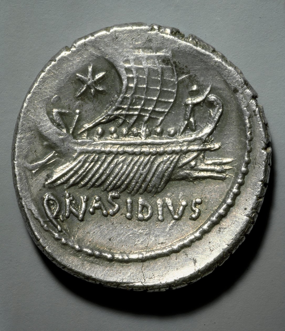Romeinse kunst: zilveren munt afgebeeld door een galei uitgerust met een systeem om vijandelijke schepen omver te werpen. Parijs, B.N. Cabinet des Medailles door Roman Roman